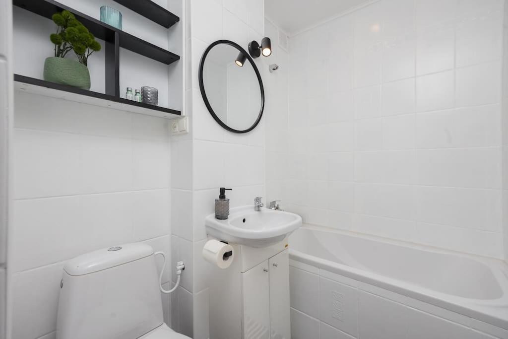 Specious City Center Studio With Park View Varsavia Esterno foto